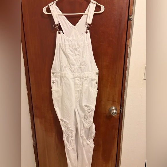 AE Ripped 90’s boyfriend overalls - Picture 2 of 3
